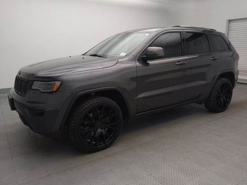 Used 2021 Jeep Grand Cherokee Laredo AWD/4WD image 2
