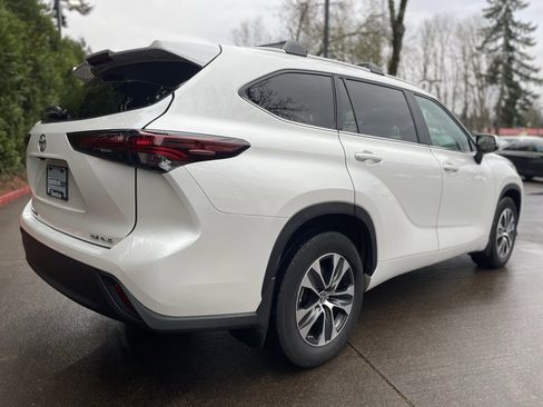 Used 2024 Toyota Highlander AWD image 4