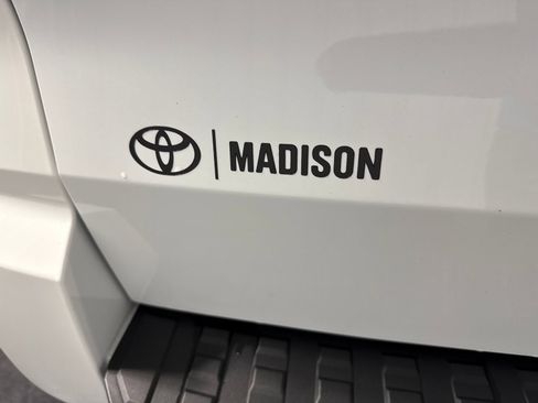 Used 2025 Toyota 4Runner SR5 AWD/4WD image 39