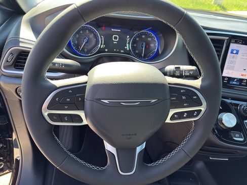 New 2027 Chrysler Pacifica Select AWD/4WD image 16