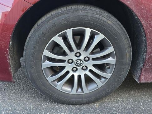 Used 2019 Toyota Sienna XLE image 5