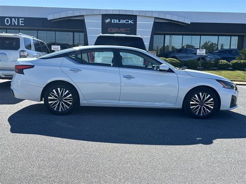 Used 2023 Nissan Altima 2.5 SV image 8