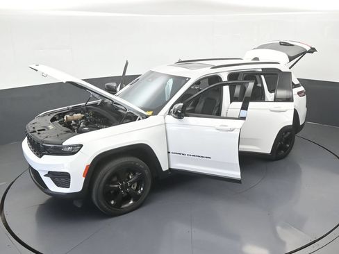 Used 2024 Jeep Grand Cherokee Altitude RWD image 62