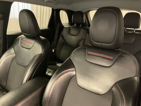 Used 2019 Jeep Cherokee Trailhawk w/ Cold Weather Group AWD/4WD image 10