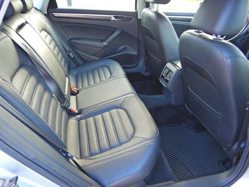 Used 2017 Volkswagen Passat 1.8T SEL Premium image 16