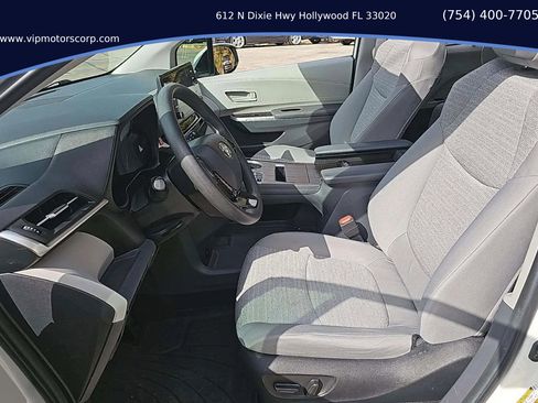 Used 2022 Toyota Sienna LE w/ LE Plus Package image 5