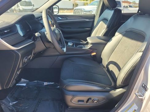 New 2026 Jeep Grand Cherokee Altitude image 4