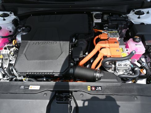 New 2025 Hyundai Elantra SEL image 13