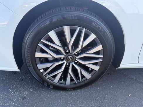 Used 2025 Nissan Altima 2.5 SV image 9