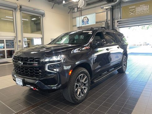 Used 2024 Chevrolet Suburban Z71 w/ Luxury Package AWD/4WD image 4