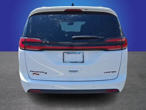 Used 2025 Chrysler Pacifica Limited FWD image 5
