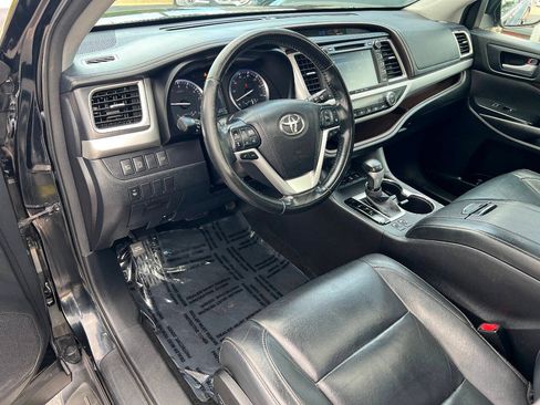 Used 2017 Toyota Highlander XLE w/ Carpet Mat Package AWD/4WD image 18
