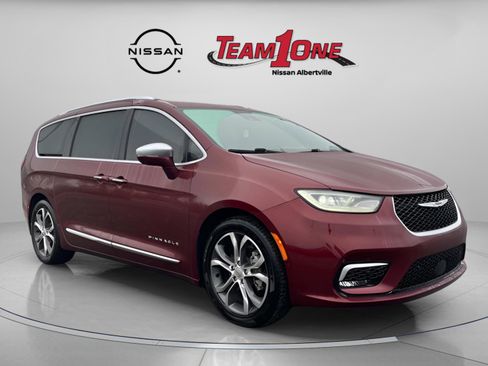 Used 2022 Chrysler Pacifica Pinnacle image 2