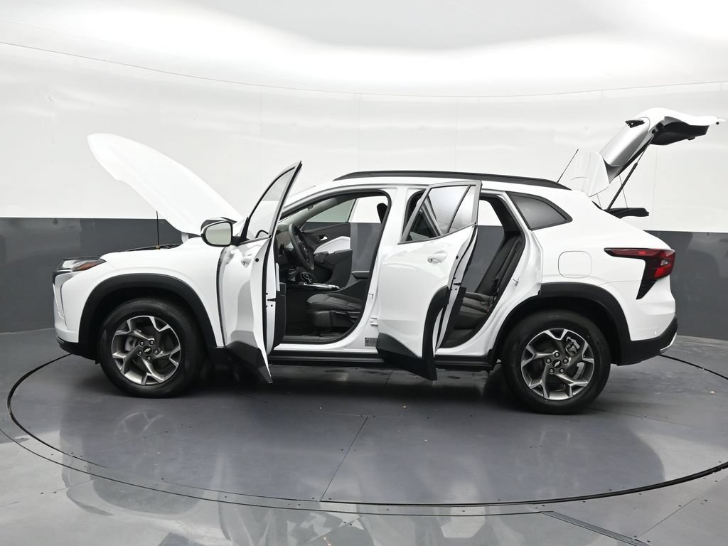 Used 2025 Chevrolet Trax LT FWD image 39