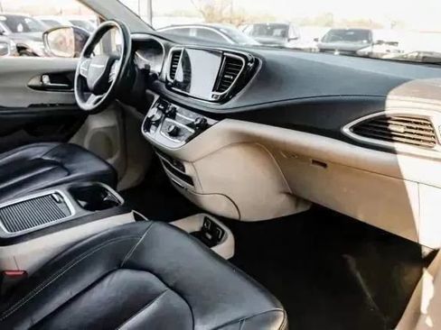 Used 2021 Chrysler Pacifica Touring-L FWD image 14