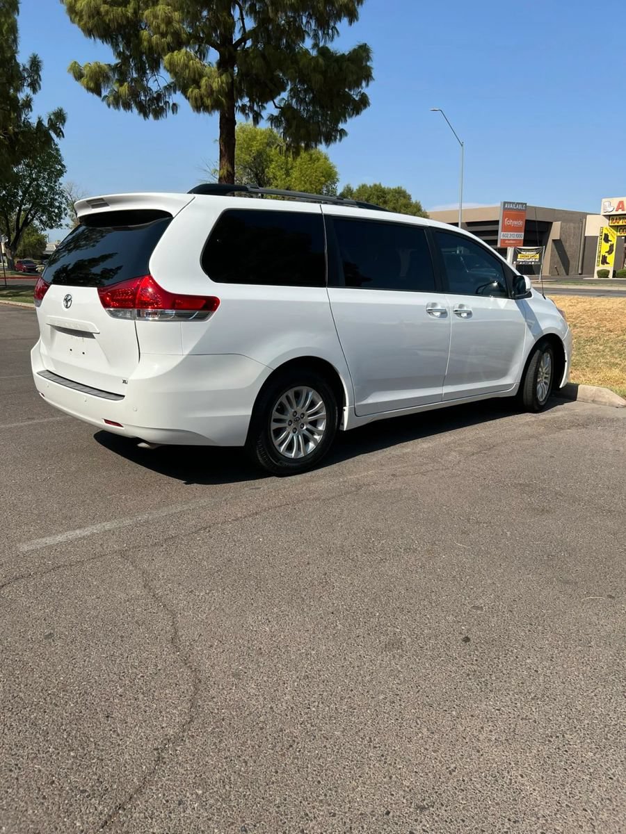 Used 2014 Toyota Sienna XLE FWD image 4