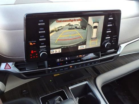 Used 2021 Toyota Sienna Platinum image 6