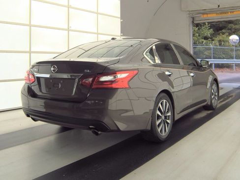 Used 2017 Nissan Altima 2.5 SL w/ 2.5 Technology Package FWD image 2