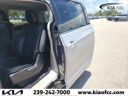 Used 2023 Chrysler Pacifica Touring-L FWD image 13