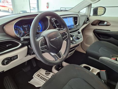 Used 2017 Chrysler Pacifica Touring FWD image 13