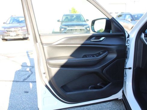 Used 2024 Jeep Grand Cherokee L Laredo image 14