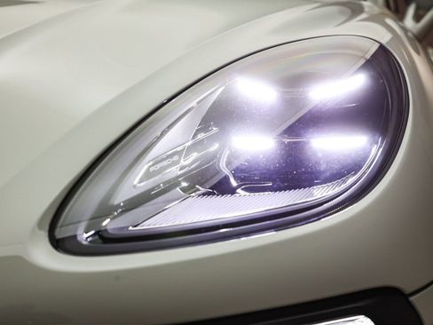 Certified 2025 Porsche Macan image 11