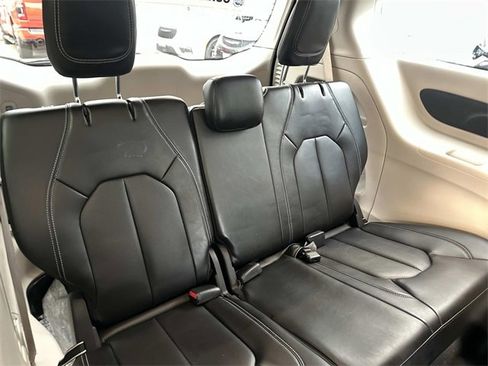 Certified 2023 Chrysler Pacifica Touring-L image 12