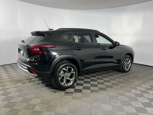 Used 2025 Chevrolet Trax LT w/ LT Convenience Package image 8