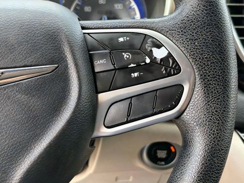 Used 2020 Chrysler Voyager L FWD image 21