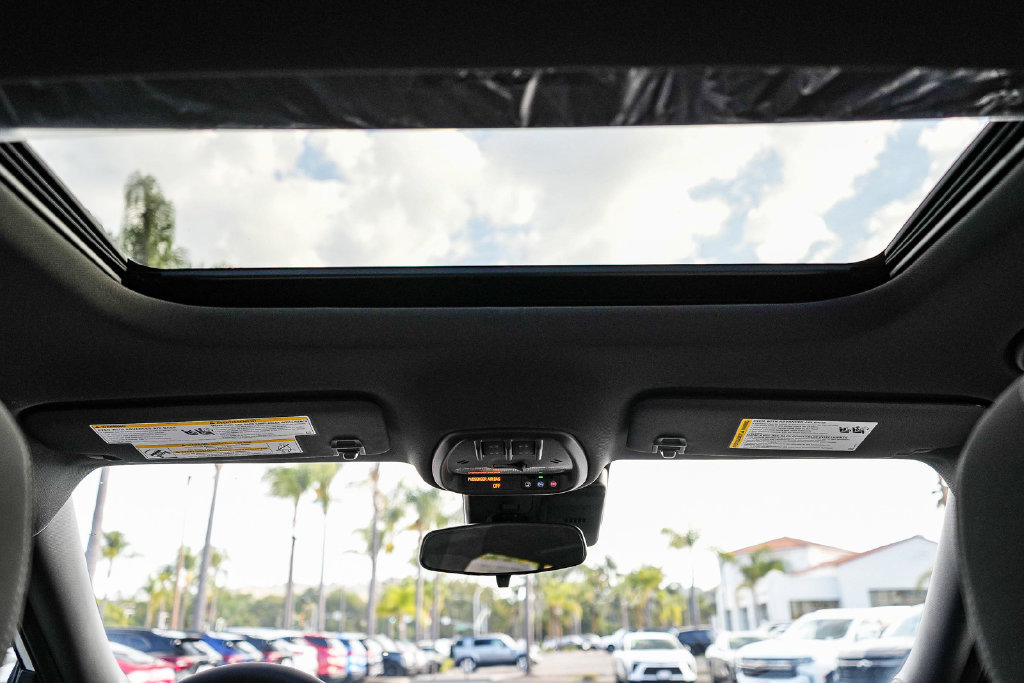 New 2026 Chevrolet Trax RS w/ Sunroof Package FWD image 15