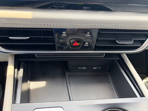 Used 2024 Volkswagen Atlas SE FWD image 19