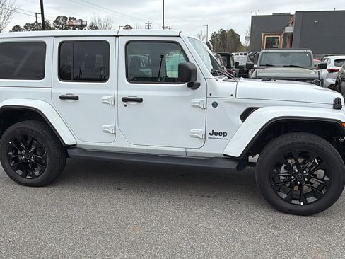 Used 2025 Jeep Wrangler Sahara image 7