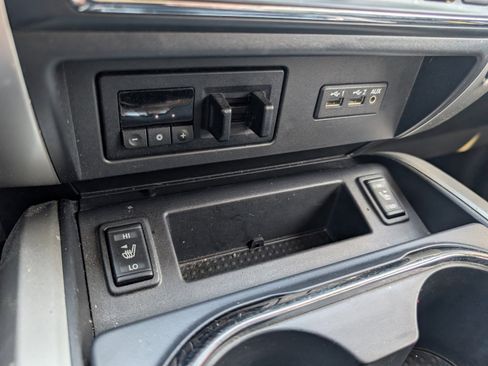 Used 2019 Nissan Titan SV w/ SV Convenience Package image 12