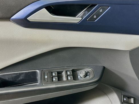 Used 2023 Volkswagen Taos SE w/ Panoramic Sunroof Package image 15