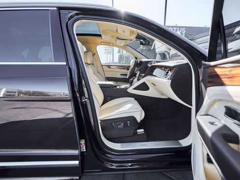 Used 2023 Bentley Bentayga Extended Wheelbase image 22