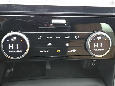 New 2026 Land Rover Discovery Dynamic SE image 24