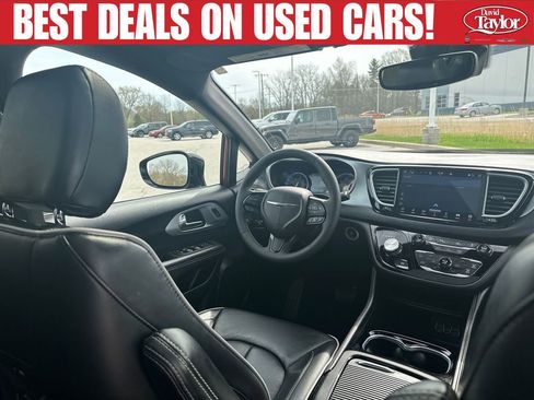 Used 2025 Chrysler Pacifica Limited FWD image 37