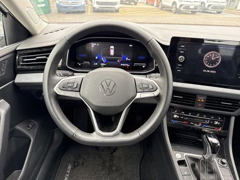 Used 2025 Volkswagen Jetta SE w/ Black Wheel Package image 12