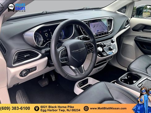 Used 2024 Chrysler Pacifica Touring-L FWD image 13