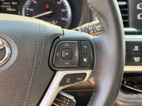Used 2017 Toyota Highlander XLE FWD image 32