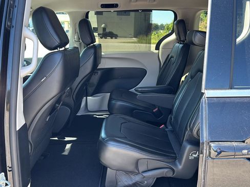 Used 2024 Chrysler Pacifica Touring-L FWD image 7