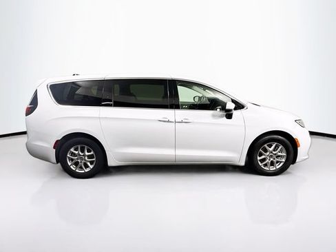 Used 2023 Chrysler Pacifica Touring-L FWD image 10