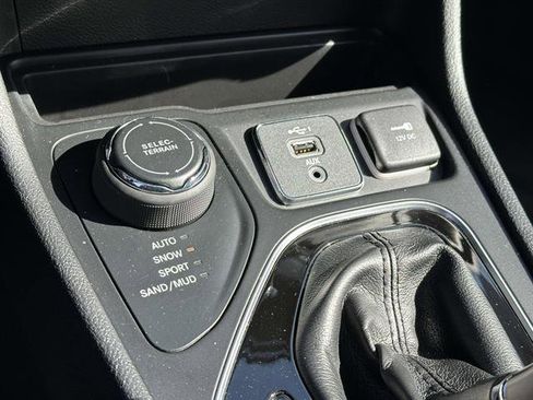 Used 2019 Jeep Cherokee Limited image 21