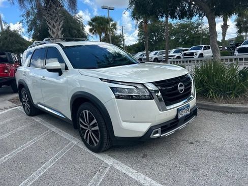 Used 2024 Nissan Pathfinder Platinum AWD/4WD image 2