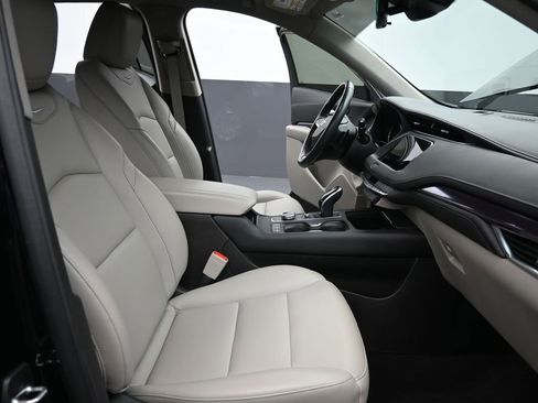 Used 2022 Cadillac XT4 Luxury w/ Cold Weather Package image 24