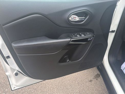 Used 2019 Jeep Cherokee Latitude Plus AWD/4WD image 11