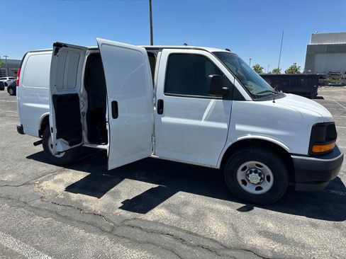 Used 2017 Chevrolet Express 2500 RWD image 10