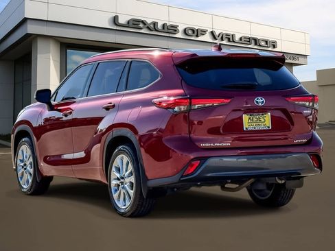 Used 2023 Toyota Highlander Limited AWD/4WD image 2