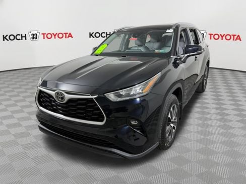 Used 2020 Toyota Highlander XLE AWD/4WD image 3