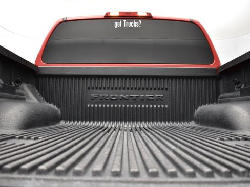 Used 2023 Nissan Frontier SV image 6